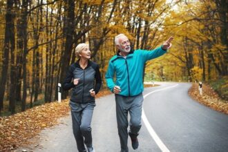 Old Couple Running 732x549 thumbnail التمارين الرياضية قد تحميك حتى لو كانت لديك علامات الخرف! مجلة نقطة العلمية