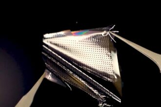 brain computer interface record محطمًا الرقم القياسي.. جهاز استشعار يسجل إشارات الدماغ بتفصيل غير مسبوق مجلة نقطة العلمية