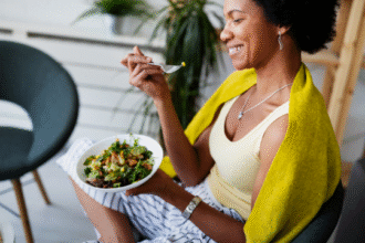 Untitled design 50 8 عادات الأكل التي يمكن أن تدعم صحة قلبك بعد سن الـ50 مجلة نقطة العلمية