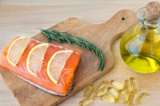 salmon b94ece94cd68b3f41cb957f651ca3bce2bbaf5cf s1100 c50 مكملات فيتامين (د) وزيت السمك قد تساعد في الوقاية من أمراض المناعة الذاتية مجلة نقطة العلمية