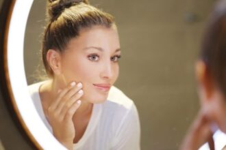 woman mirror face skin beauty الخيارات الغذائية التي عليك التخلي عنها للحصول على بشرة أكثر صفاءا! مجلة نقطة العلمية