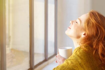 woman sitting in front of window خدعة ستساعدك في تعزيز التمثيل الغذائي وفقدان الوزن! مجلة نقطة العلمية