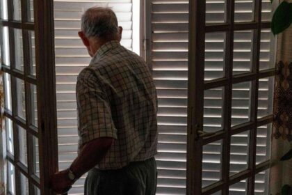 220315150738 elderly man file 062519 exlarge 169 تحذير: أخطر علامات مرض الزهايمر المبكر التي يجهلها الكثيرون! مجلة نقطة العلمية