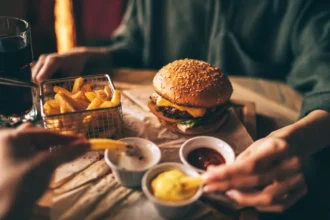 restaurant burger 7 من أسوأ عادات الأكل التي عليك تجنبها إذا كنت تعاني من ارتفاع ضغط الدم ! مجلة نقطة العلمية