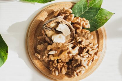VegNews.VeganOmega3s.LarisaBrita المصادر النباتية للأوميغا 3 تقلل من خطر الإصابة بأمراض القلب القاتلة بنسبة 20 في المائة مجلة نقطة العلمية