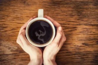 coffee cup كيف يمكن لتناول القهوة أن يطيل عمرك؟ مجلة نقطة العلمية