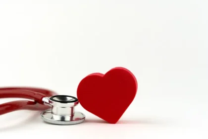 heart disease stethoscope health تحذير: هذا النظام الغذائي يمكن أن يضر قلبك بشكل خطير! مجلة نقطة العلمية