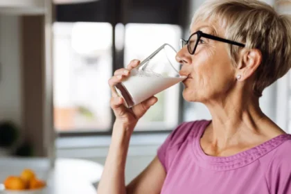 woman drinking milk أفضل 5 مشروبات لمنع هشاشة العظام مجلة نقطة العلمية