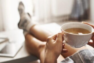 220416073329 02 drinking tea stock exlarge 169 ماهي النظافة العقلية وكيف يمكن أن تغير يومك بالكامل؟ مجلة نقطة العلمية