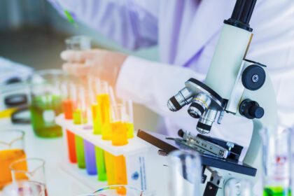close up medical laboratory scientists use a microscope for testing liquid biology technology free photo - لماذا يعتبر الميكروسكوب هو أحد أهم الاكتشافات العلمية على الإطلاق؟ مجلة نقطة العلمية