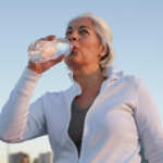 dehydrated after drinking water لماذا لا تزال تشعر بالجفاف رغم شرب الماء طوال اليوم؟ مجلة نقطة العلمية