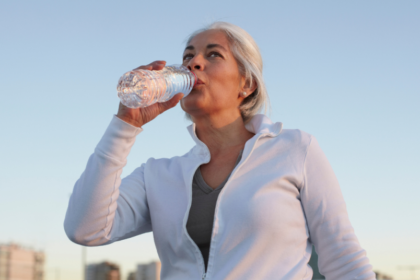 dehydrated after drinking water لماذا لا تزال تشعر بالجفاف رغم شرب الماء طوال اليوم؟ مجلة نقطة العلمية