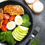 keto diet meal idea birds eye view هل يمكن لنظام كيتو الغذائي أن يقلل من خطر الإصابة بسرطان القولون والمستقيم؟ مجلة نقطة العلمية