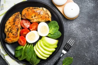 keto diet meal idea birds eye view هل يمكن لنظام كيتو الغذائي أن يقلل من خطر الإصابة بسرطان القولون والمستقيم؟ مجلة نقطة العلمية