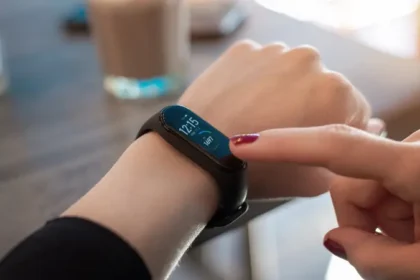 fitness tracker header أفضل أجهزة تعقب اللياقة البدنية لعام 2022 مجلة نقطة العلمية