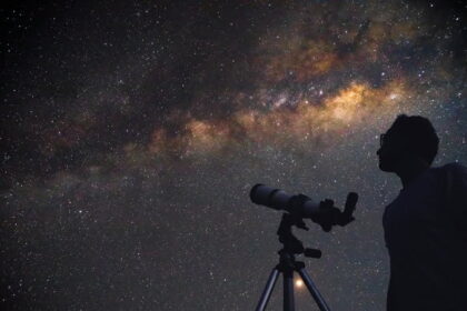 stargazing astronomer telescope 4كتب مفيدة ستساعدك في بداية رحلتك لدراسةعلم الفلك مجلة نقطة العلمية