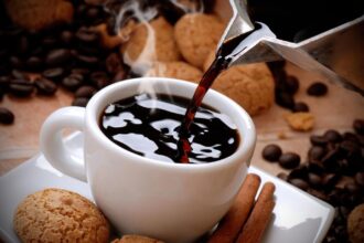 Pouring Cup of Coffee لا تتناول القهوة قبل التسوق والسبب قد يفاجئك...! مجلة نقطة العلمية