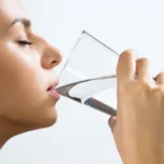 woman thirsty water علامات تحذيرية تدل على أن نسبة سكر الدم "مرتفعة بشكل خطير"! مجلة نقطة العلمية