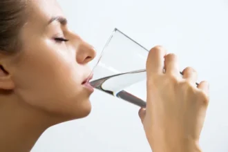 woman thirsty water علامات تحذيرية تدل على أن نسبة سكر الدم "مرتفعة بشكل خطير"! مجلة نقطة العلمية