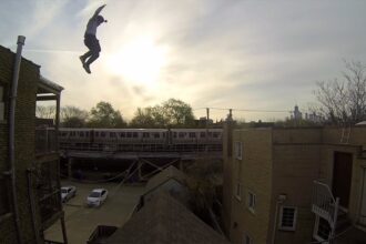 maxresdefault لماذا يمرّ الزمنُ ببطءٍ حين يقفز بطل الفيلم من سطح المبنى؟ ولماذا هذا صحيح علميًّا؟ مجلة نقطة العلمية