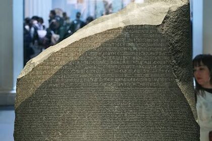 صورة لحجر رشيد الذي اكتشف في مدينة رشيد بمصر ثم نقل إلى المتحف البريطاني.