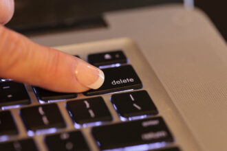 delete computer files أهمية إزالة ومحو البيانات الموجودة في الأجهزة الإلكترونية مجلة نقطة العلمية