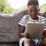 tablet for kids 1 لماذا نسمح بوقت محدد للأطفال لمشاهدة الكارتون؟ مجلة نقطة العلمية