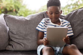 tablet for kids 1 لماذا نسمح بوقت محدد للأطفال لمشاهدة الكارتون؟ مجلة نقطة العلمية