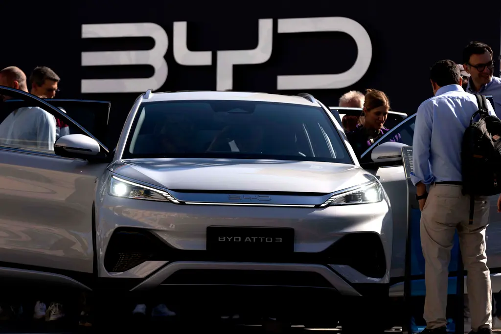 كيف تغير شركة BYD الصينية نظام سحن البطاريات في السيارات الكهربائية 1 سيارة من شركة BYD