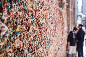 gum wall 2 بلاستيك في العلك.. تهديد مزدوج للبيئة والصحة مجلة نقطة العلمية