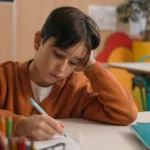 الكتابة بالقلم - قام الفريق البحثي بتعليم الأطفال 9 حروف من الأبجديتين الجورجية والأرمنية (شترستوك)