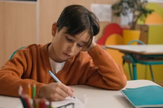 الكتابة بالقلم - قام الفريق البحثي بتعليم الأطفال 9 حروف من الأبجديتين الجورجية والأرمنية (شترستوك)