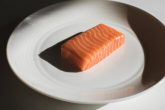 شريحة سالمون مصنعة مخبريًا