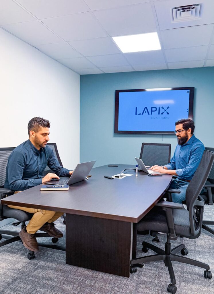 WhatsApp Image 2025 06 12 at 22.42.04 2 تطوير  دواء لأمراض المناعة الذاتية بأيدي سورية في المهجر مجلة نقطة العلمية