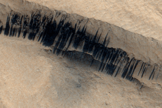 nok6aon mars انهيارات ترابية على المريخ بسبب النيازك تمتد لأميال مجلة نقطة العلمية