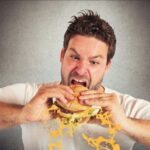 3464224 ماذا يحدث للجسم عند الأكل بسرعة وقت الإفطار؟ مجلة نقطة العلمية