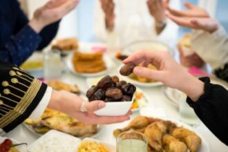 290972225378920260218060159159 أخطاء يجب تجنبها عند الإفطار في رمضان مجلة نقطة العلمية