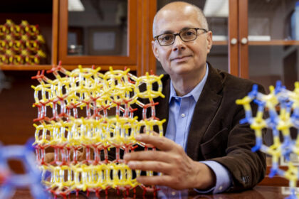 4b4b2199fbce9f1581ac5c544afdcb437f9355ed  كيف أعاد عمر ياغي صياغة المادة ليحصد نوبل الكيمياء 2025؟ مجلة نقطة العلمية