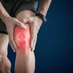 young man athlete knee joint pain مكمل غذائي يومي من الألياف يقلل آلام التهاب مفصل الركبة ويحسن القوة العضلية مجلة نقطة العلمية