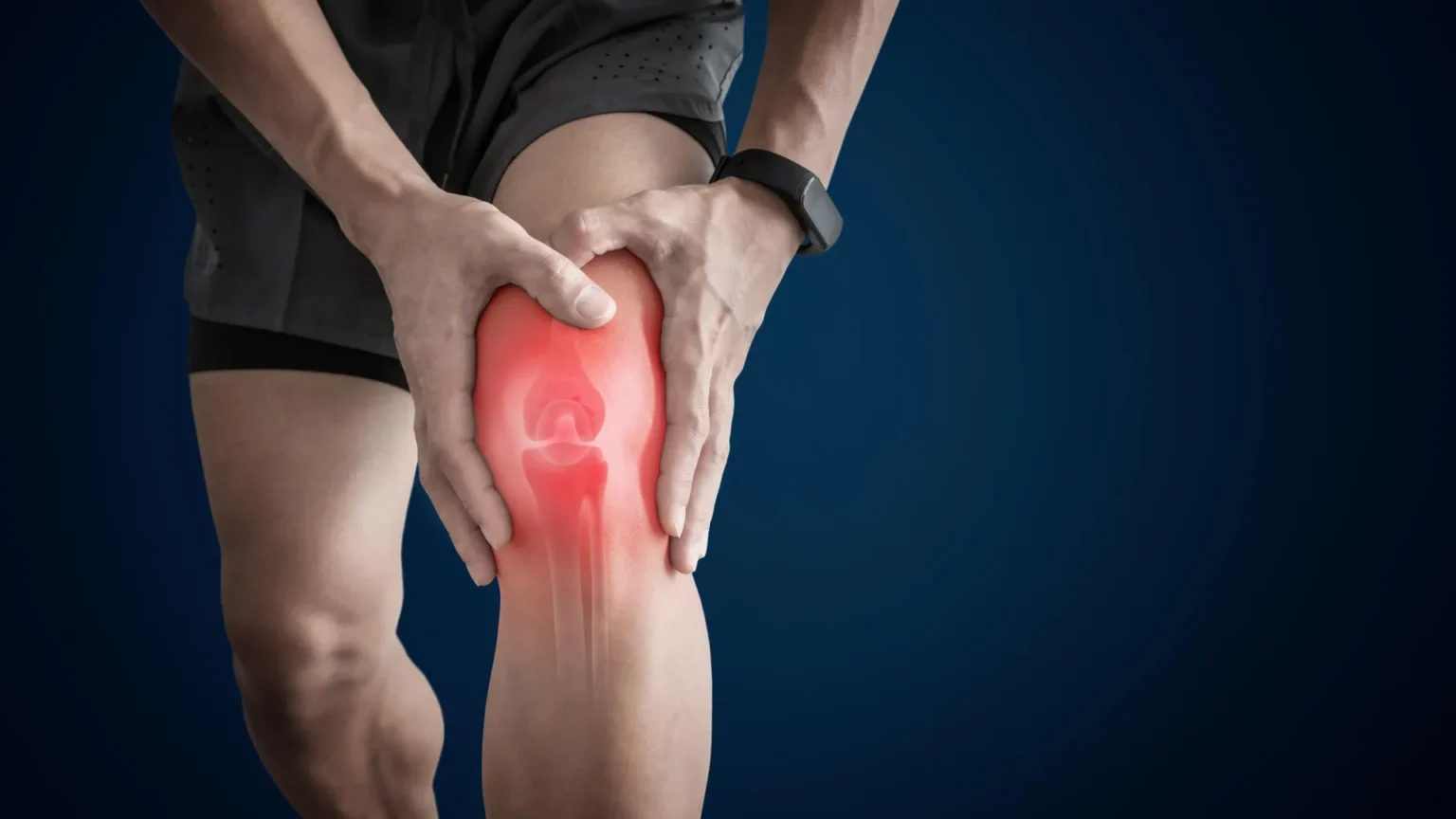 مكمل غذائي يومي من الألياف يقلل آلام التهاب مفصل الركبة ويحسن القوة العضلية 1 young man athlete knee joint pain مكمل غذائي يومي من الألياف يقلل آلام التهاب مفصل الركبة ويحسن القوة العضلية مجلة نقطة العلمية