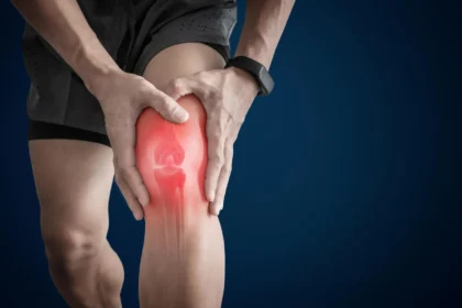young man athlete knee joint pain مكمل غذائي يومي من الألياف يقلل آلام التهاب مفصل الركبة ويحسن القوة العضلية مجلة نقطة العلمية